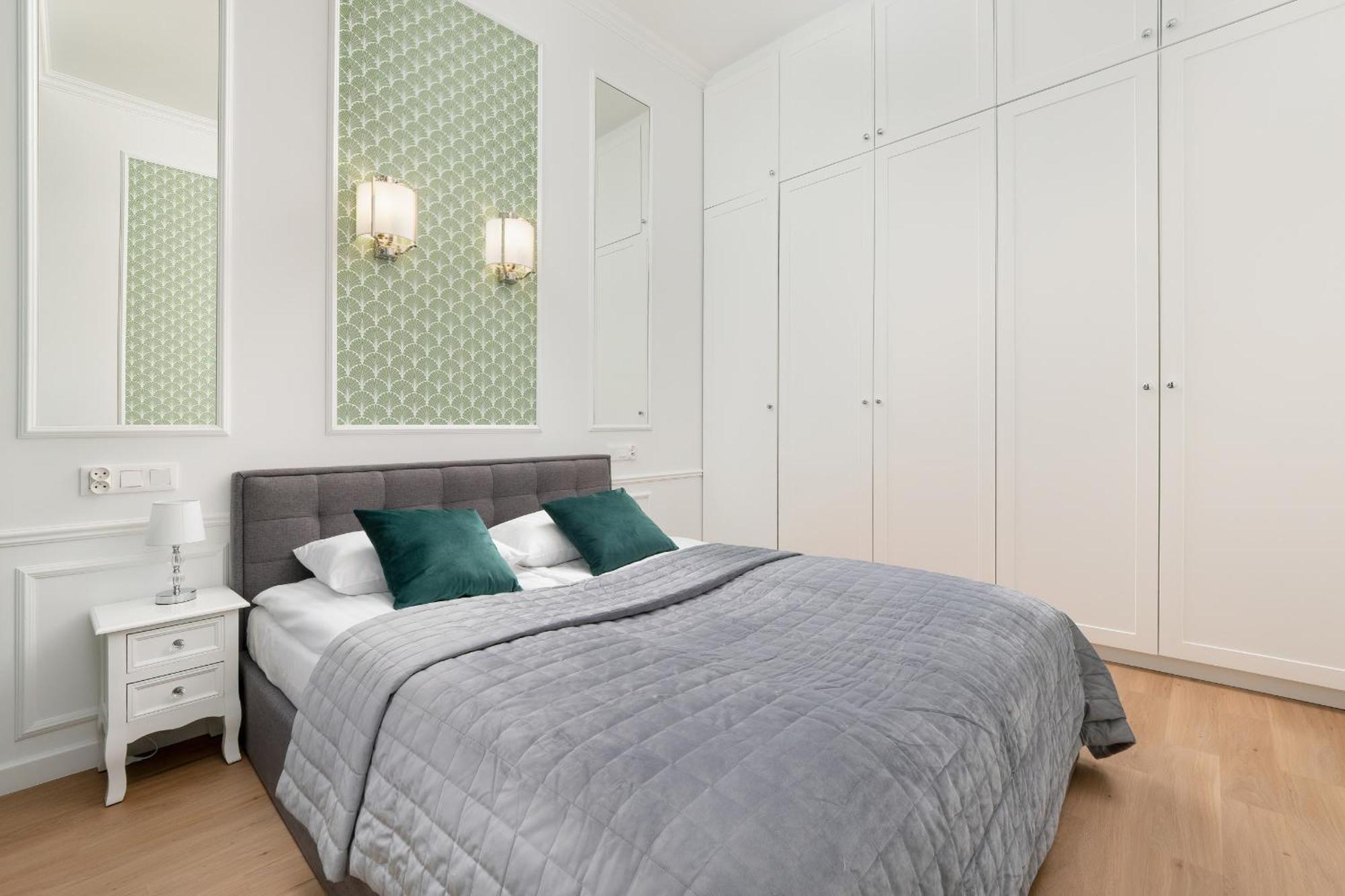 Sage Piotrkowska In By Renters Apartment *